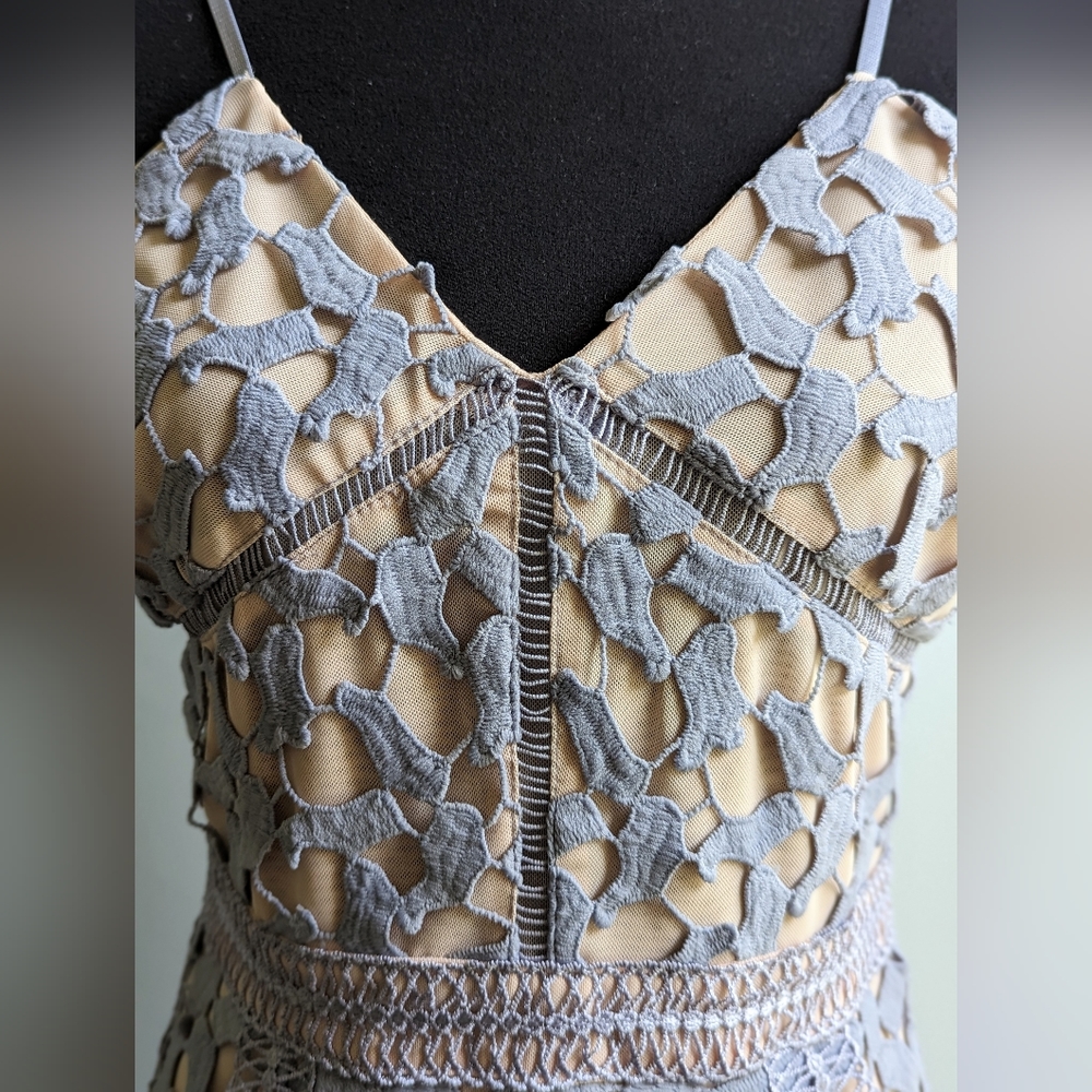 Elliatt Lace Crochet Dress Size M - Picture 4 of 9